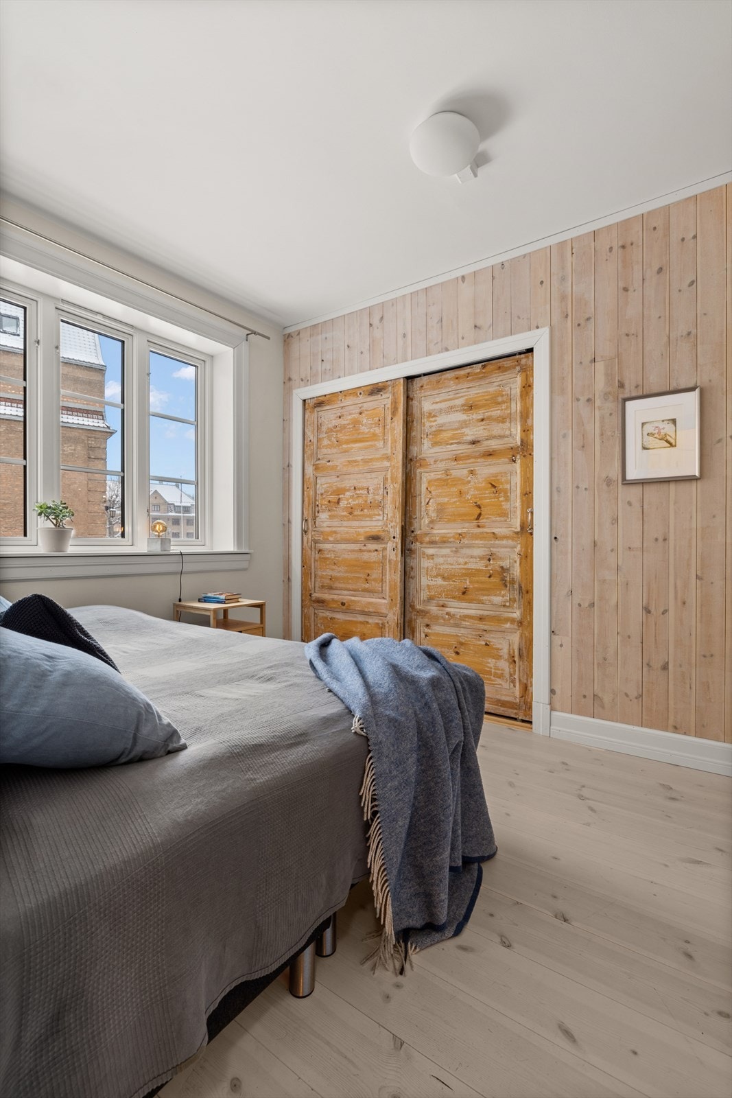 Hovedsoverom med stor skyvedørsgarderobe Galleribilde