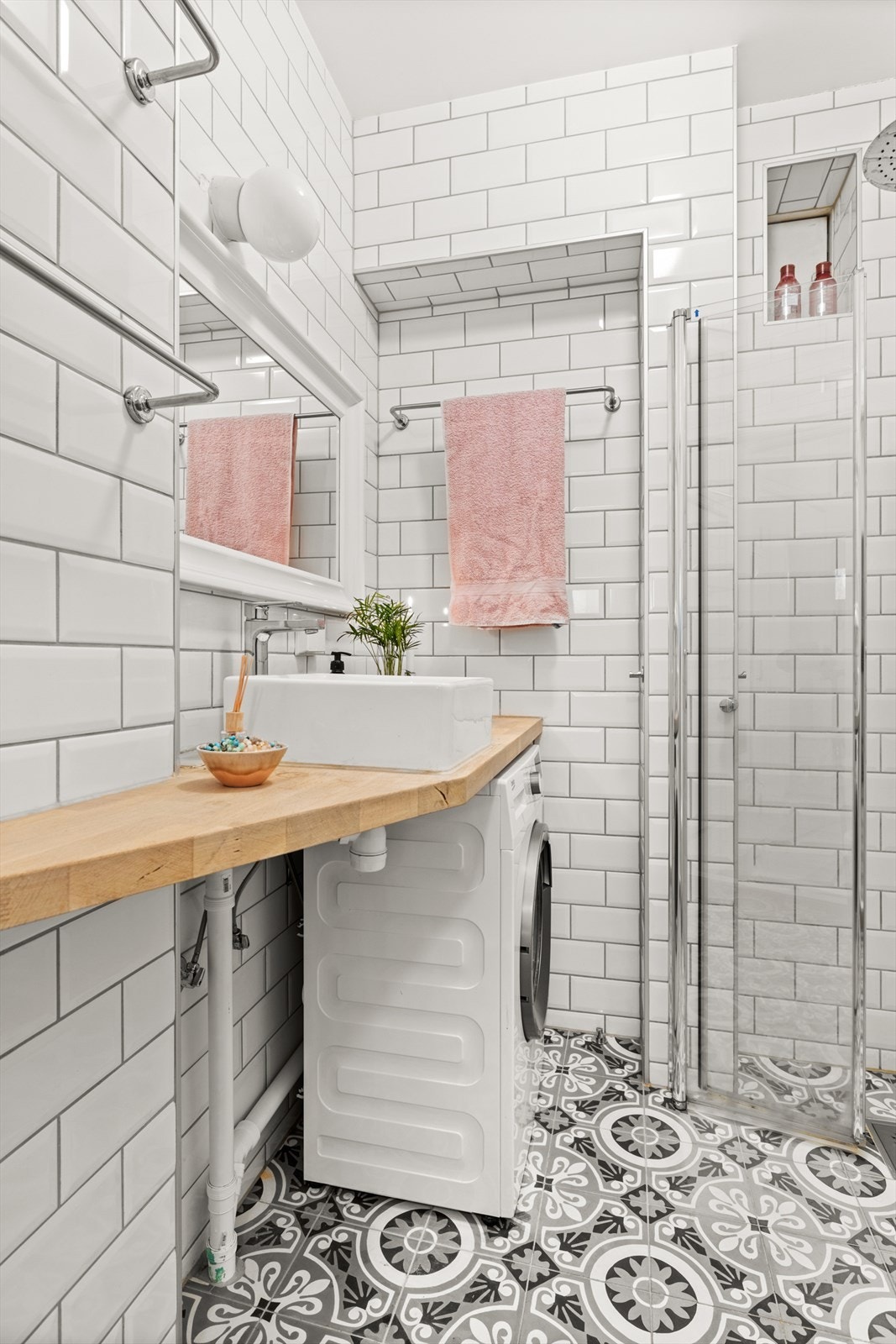 Bad med varmekabler og opplegg til vaskemaskin Galleribilde