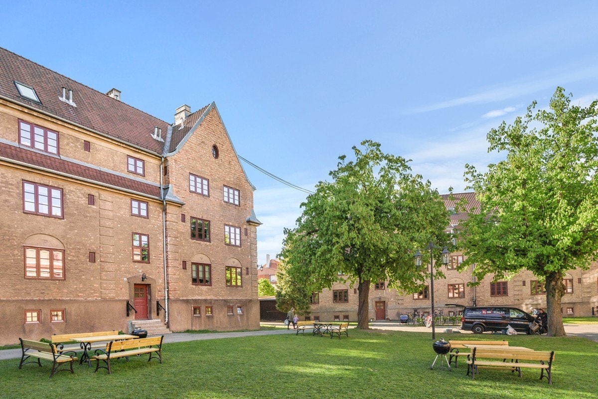 Flere hyggelige og rolige sittegrupper i felles bakgård Galleribilde