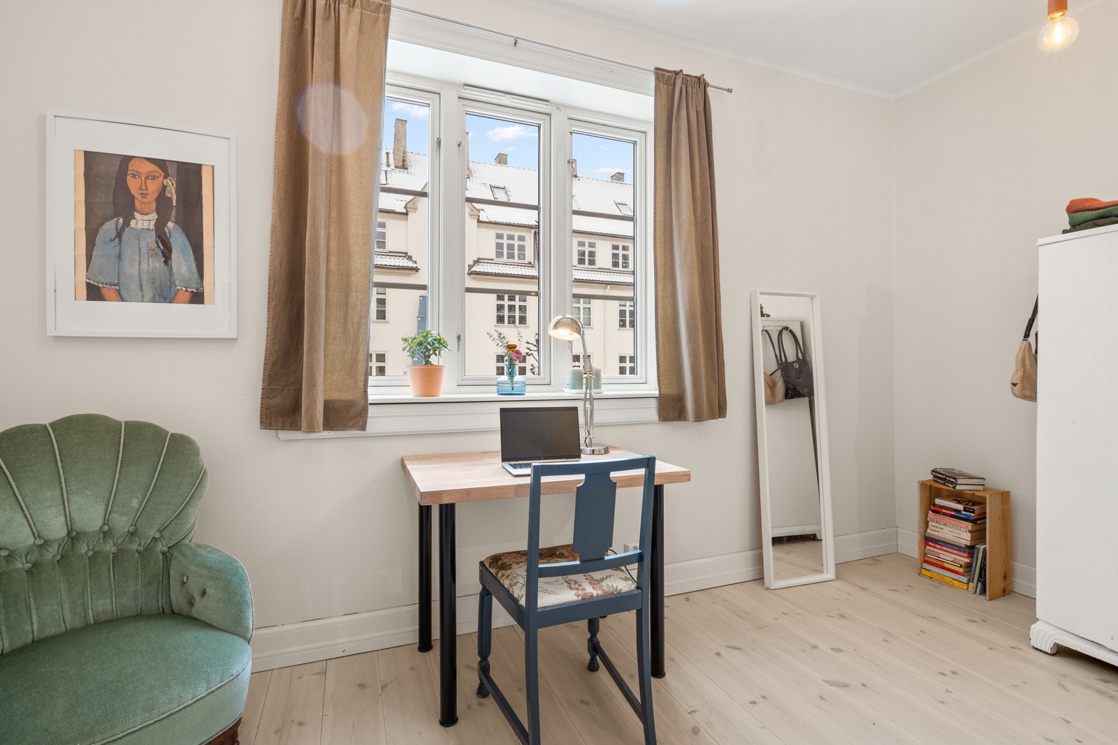 Soverom med plass til seng, garderobeskap og kontorpult Galleribilde
