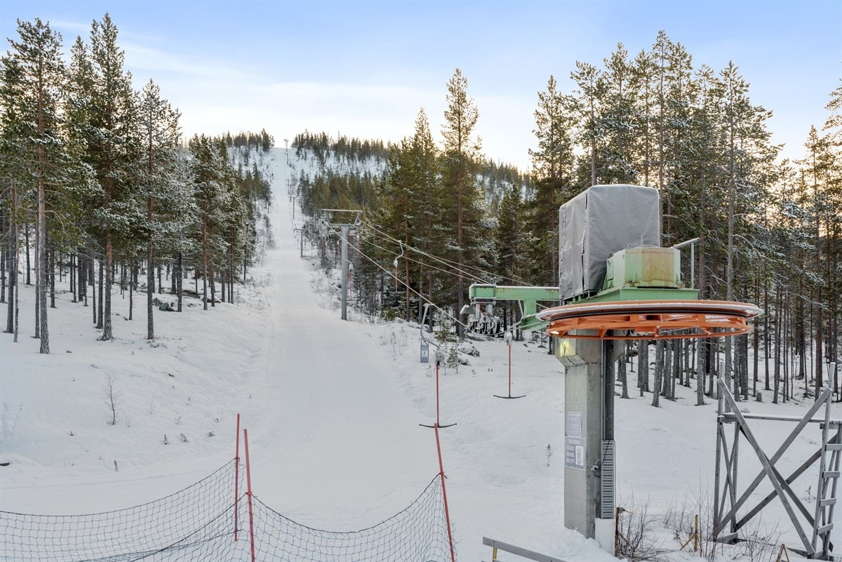 Bakken har enkel adkomst fra tomten. Galleribilde