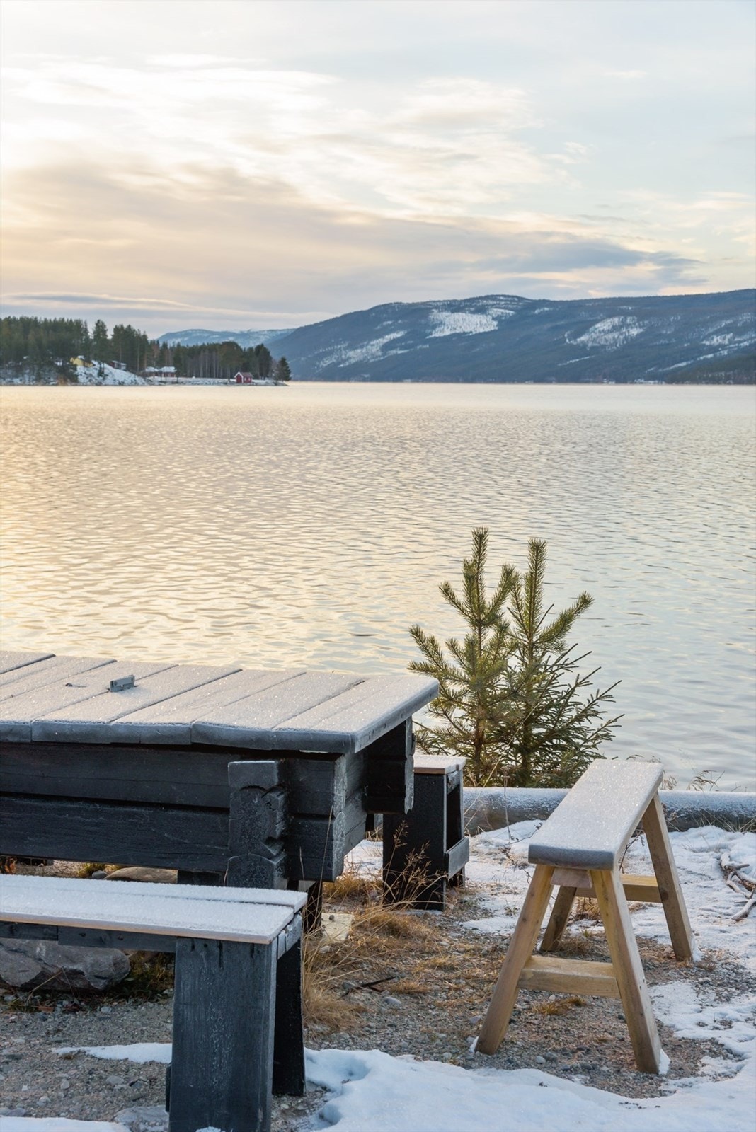 Det er badestrand i Åkrestrømmen, som ligger helt i nordenden av Storsjøen og der er det også opprettet båtplasser i le av molo, med muligheter for leie for de som vil ha egen båt liggende på sjøen. Galleribilde