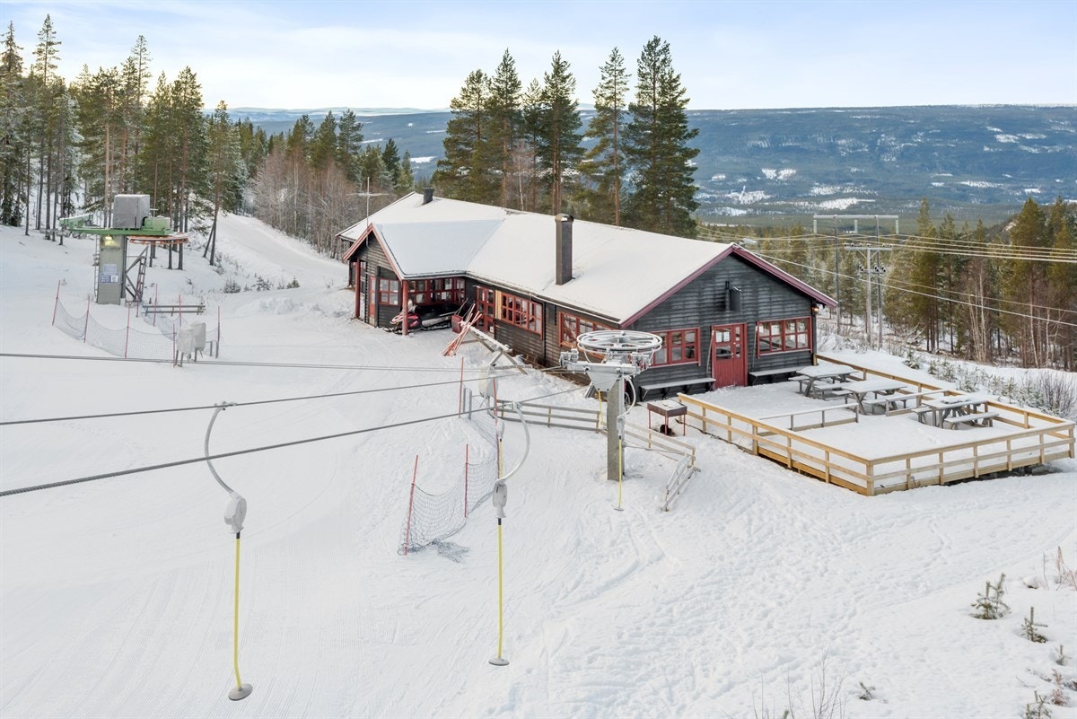 Snøproduksjonsanlegg er installert i bakken som gir mulighet for et mer snøsikkert anlegg. I bunnen av bakken er det varmestue, kiosk, pub og skiutleie. Galleribilde