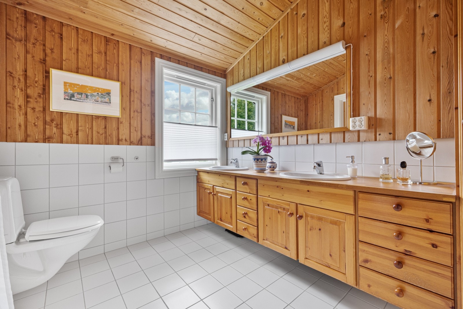 Romslig bad med wc, dobbelservant og åpen dusjplass. Galleribilde