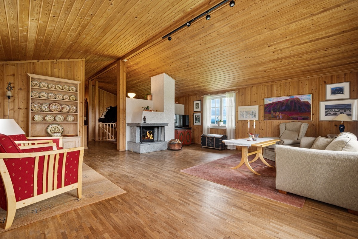 Stor og romslig stue med åpen himling. Galleribilde
