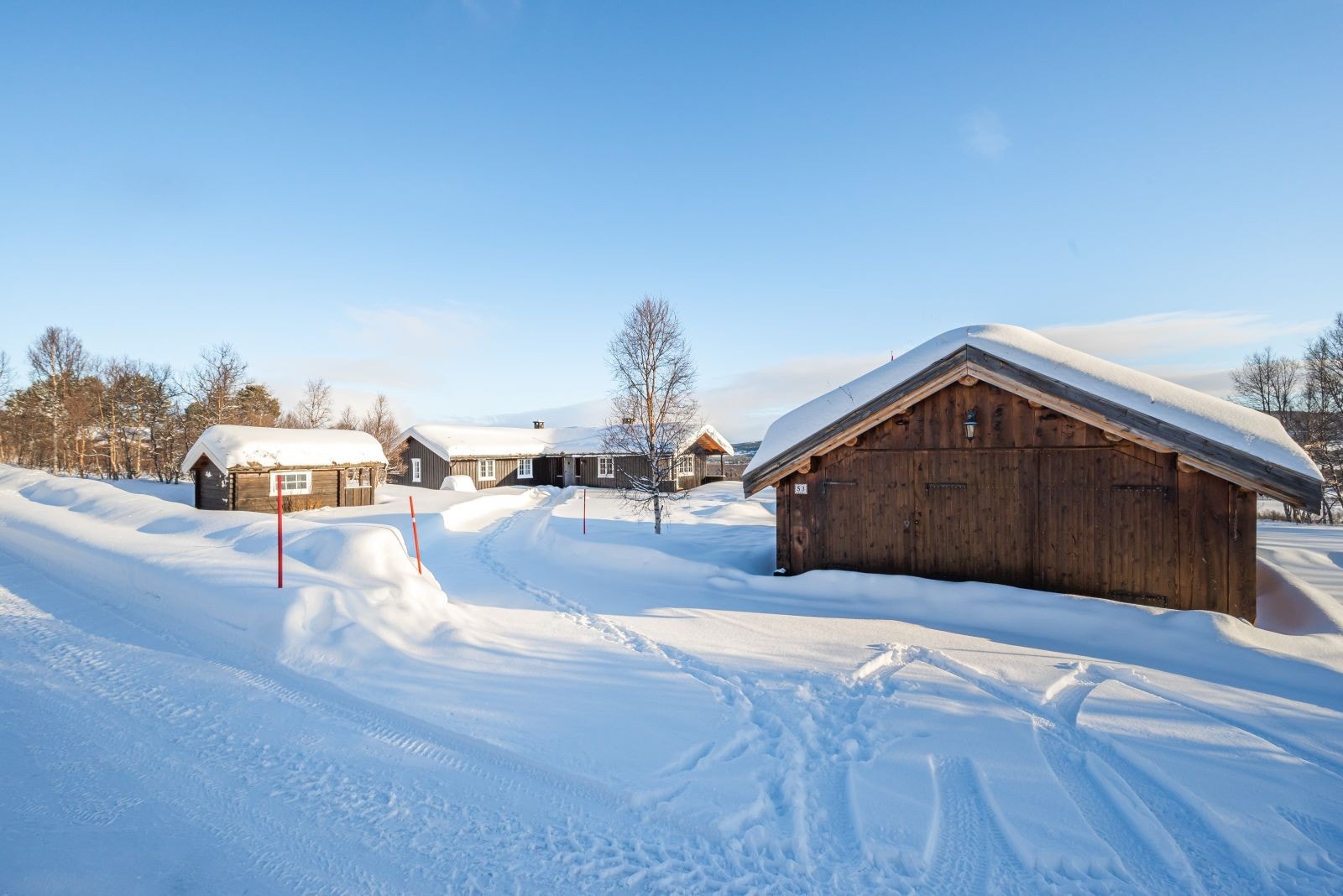 Fasade med garasjen nærmest. Galleribilde