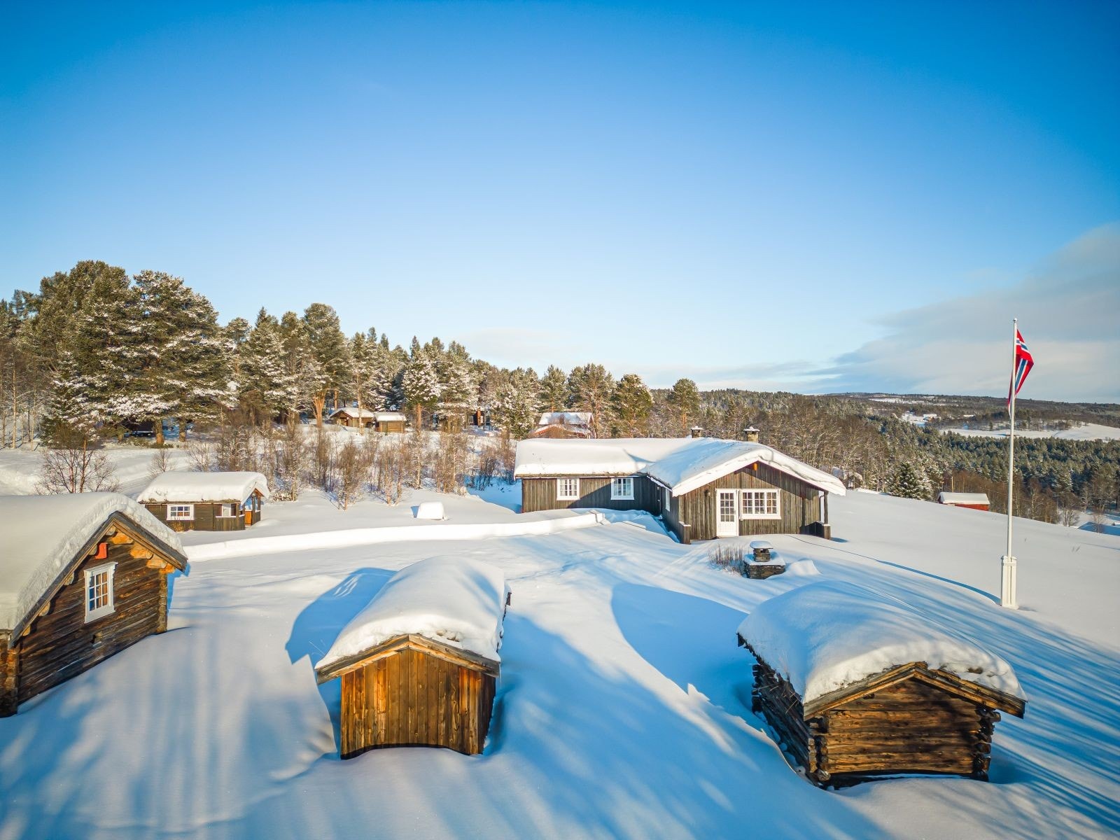 I tillegg til boligen er det oppført en garasje, en "dukkestue" og to uthus. Galleribilde