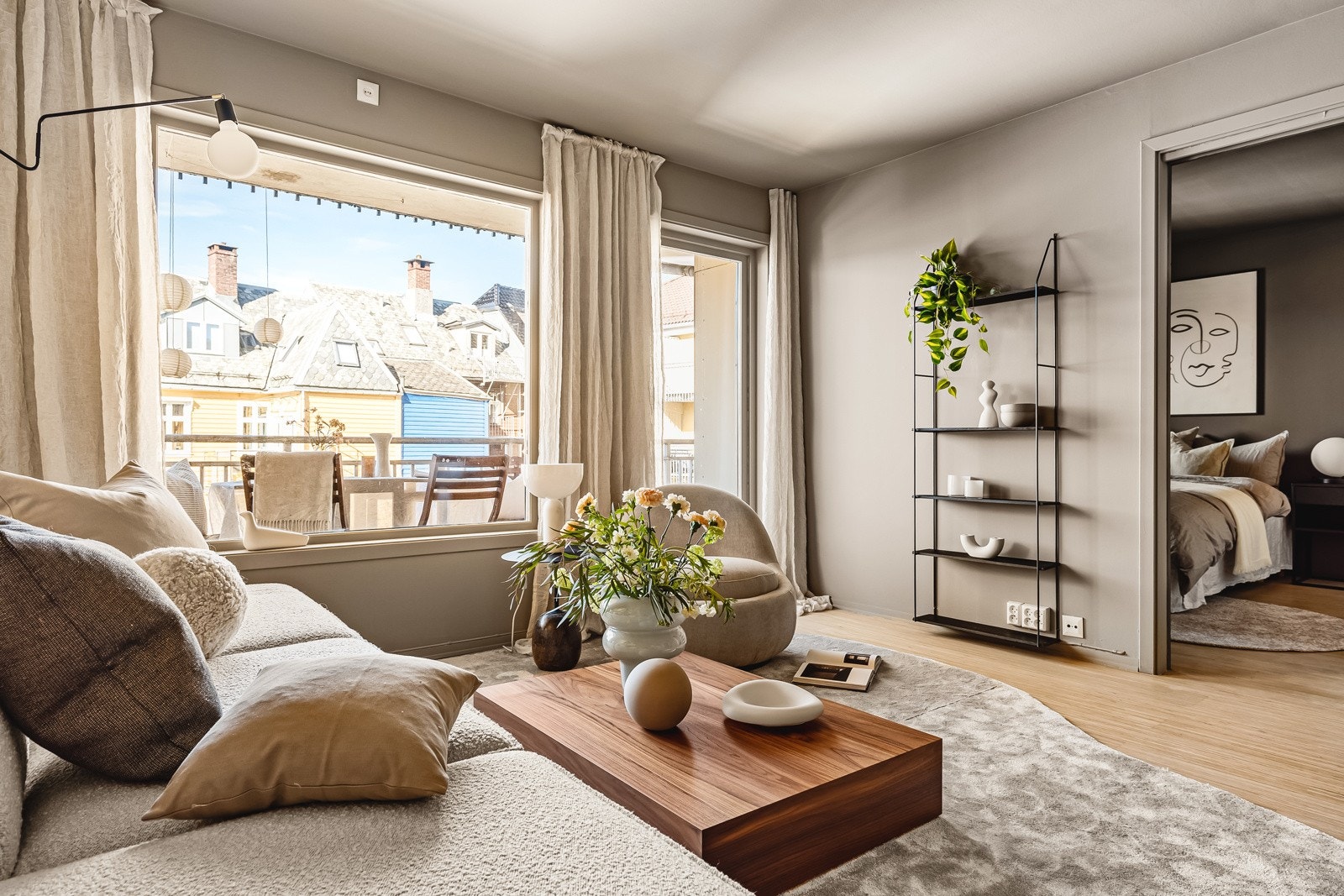 En lys og meget attraktiv leilighet med sentral beliggenhet i en av Bergens mest populære boligområder. Her bor man i rolige og flotte omgivelser, men samtidig i hjertet av Bergen med "alt" utenfør døren. Galleribilde