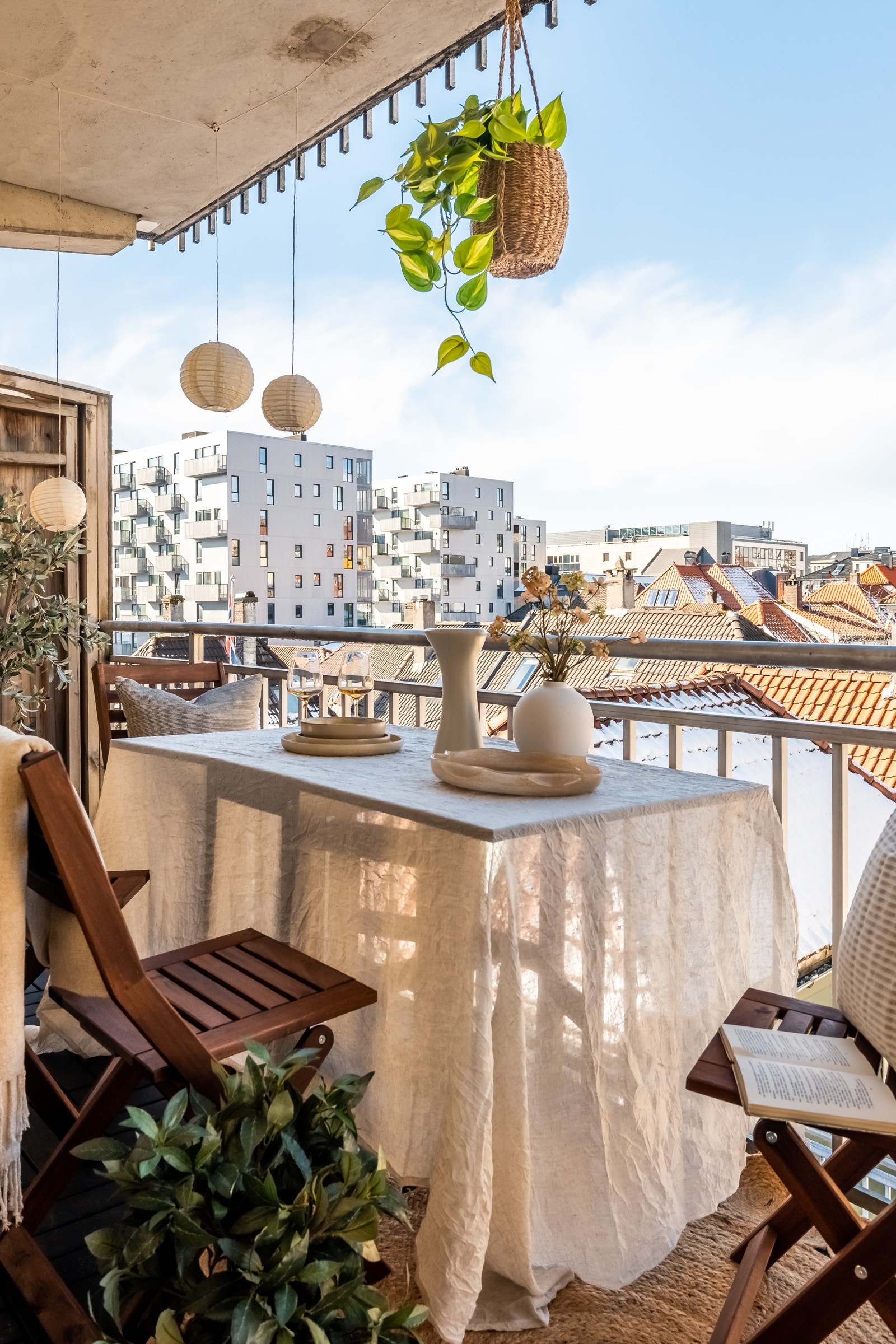 Balkongen måler hele 9,3 kvm, hvor det er god plass til møblement, grill og det man måtte ønske. Galleribilde
