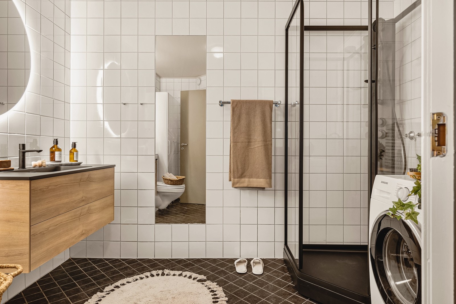 Badet er helfliset og måler 6,9 kvm. Badet er nylig oppgradert med ny heldekkede servant, samt belyst speil og dusjkabinett (2023). Galleribilde