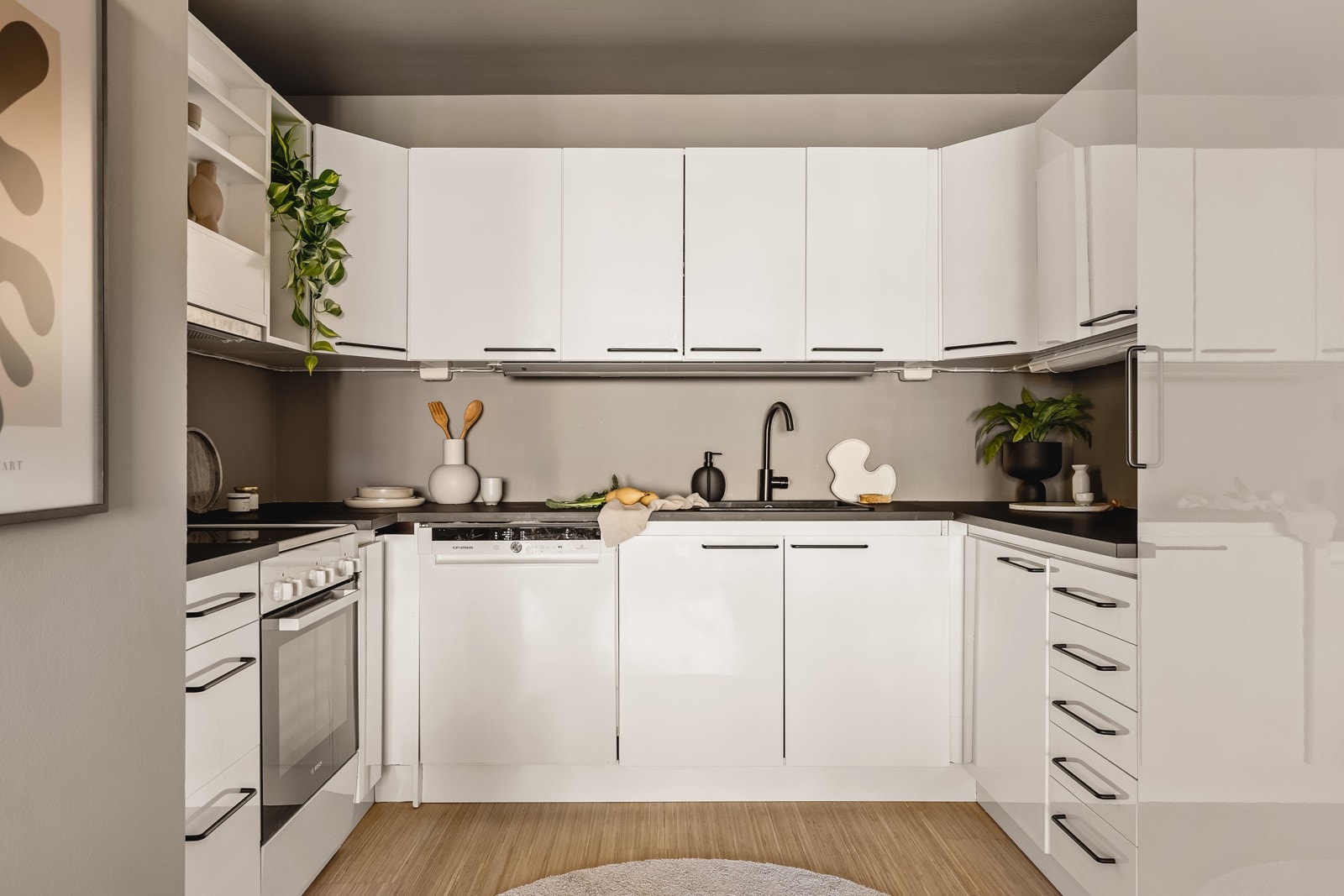 Kjøkkenet er lyst og pent og holder en fin standard. Kjøkkeninnredningen er fra IKEA med hvite, slette fronter og laminert benkeplate med planlimt kjøkkenbeslag. Galleribilde