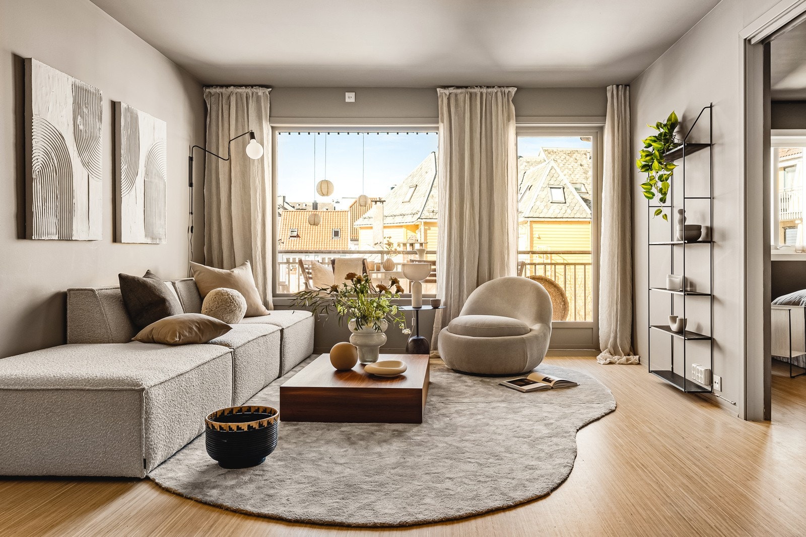 Stuen er av meget god størrelse med god plass til sofagruppe, spisebord og annet møblement. Galleribilde
