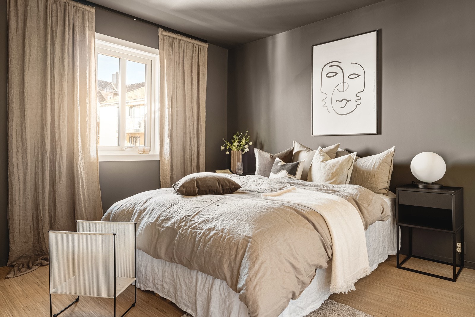 Soverommet er av meget god størrelse, hvor det er god plass til seng, nattbord og garderobeskap. Galleribilde