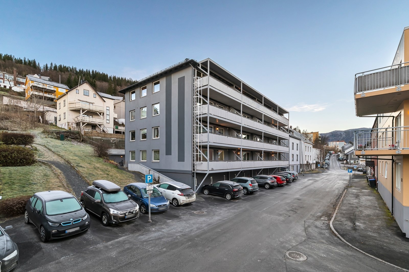 Beboerparkering i gateplan Galleribilde