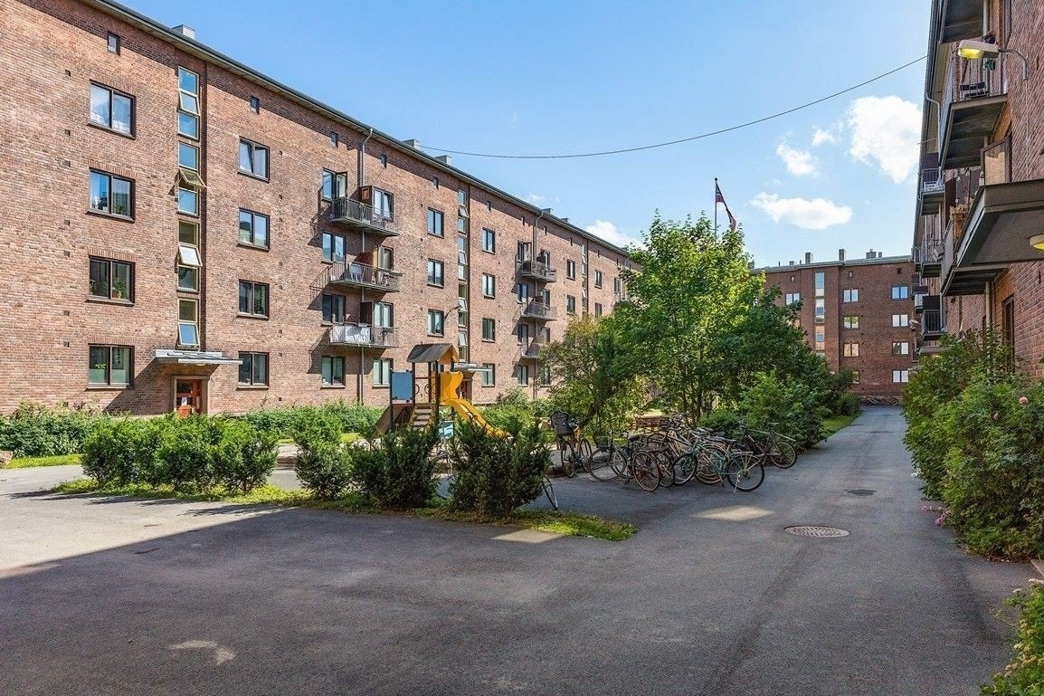 Hyggelig bakgård Galleribilde