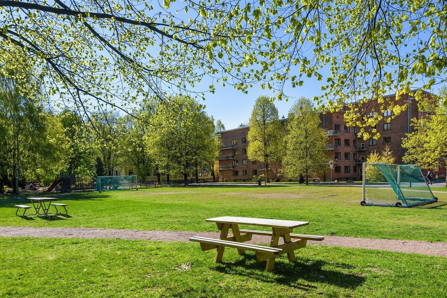 Fotballbane rett utenfor leiligheten Galleribilde