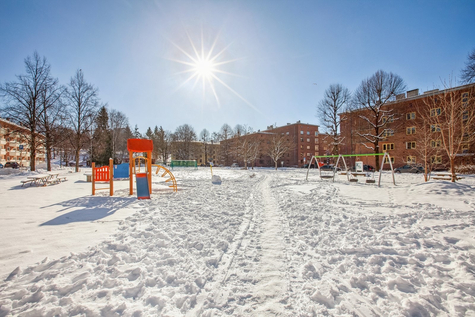 Fotballbane og fellesområder utenfor leiligheten Galleribilde