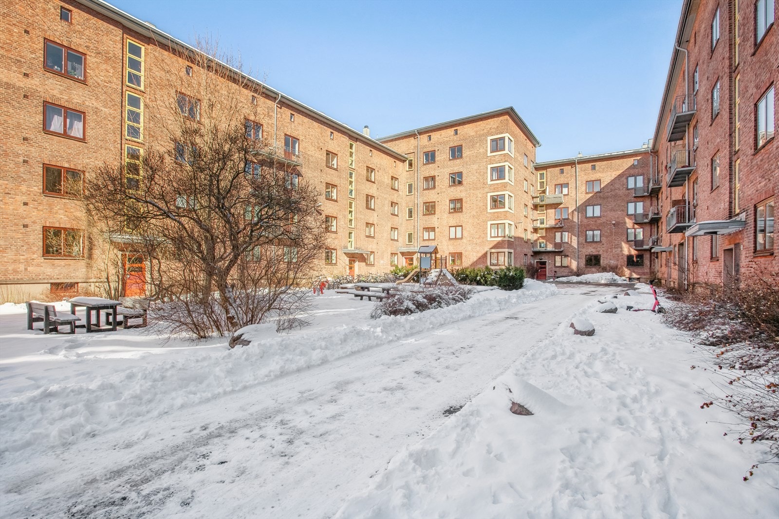 Hyggelig bakgård Galleribilde