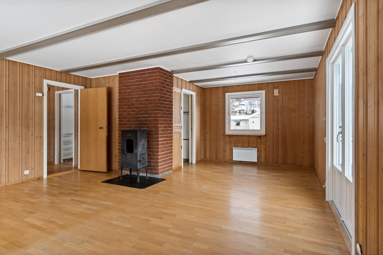 Romslig hovedstue med god plass til sittegrupper. Galleribilde