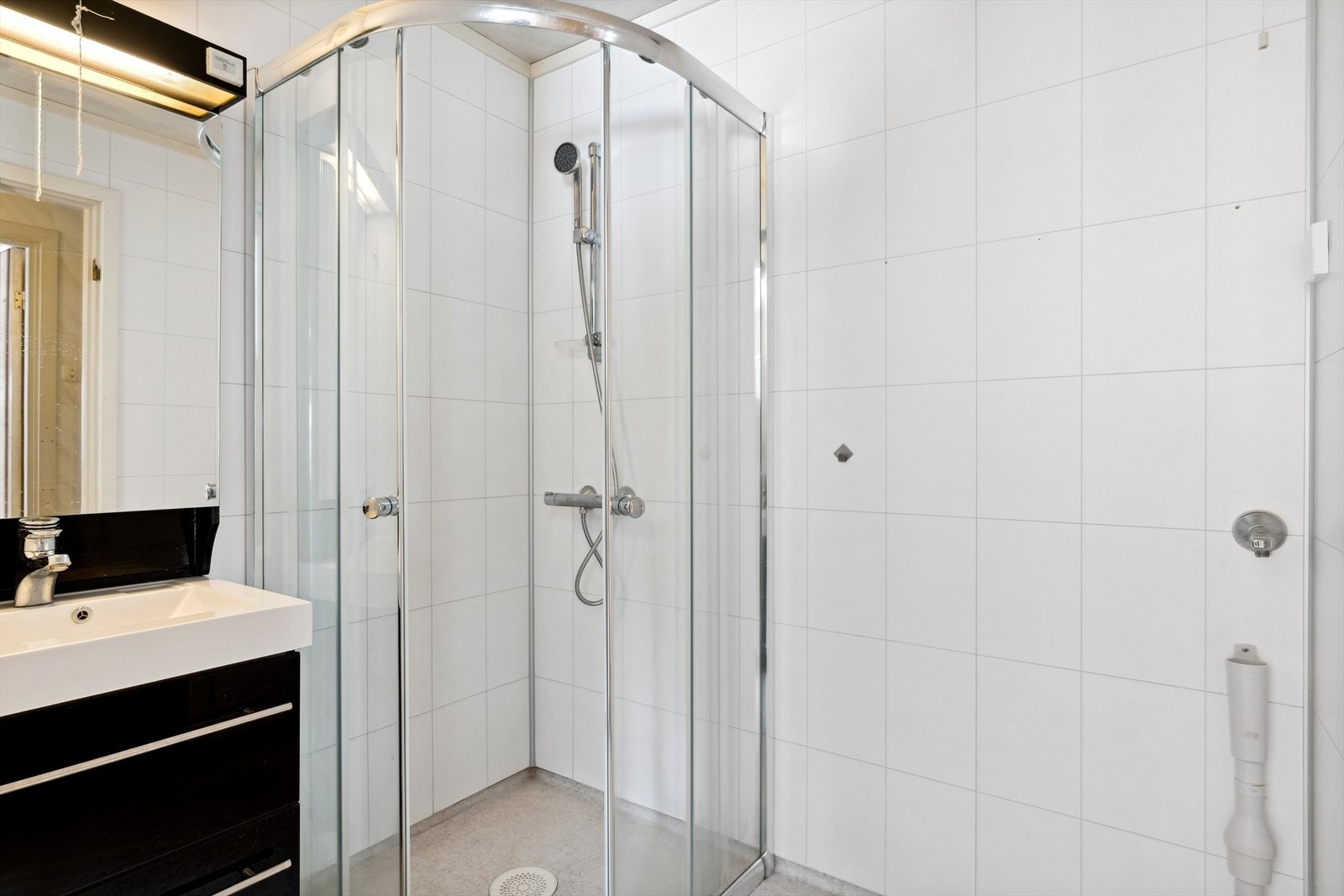 Badet i hovedetasjen ble renovert i 2011 etter vannlekkasje. Galleribilde
