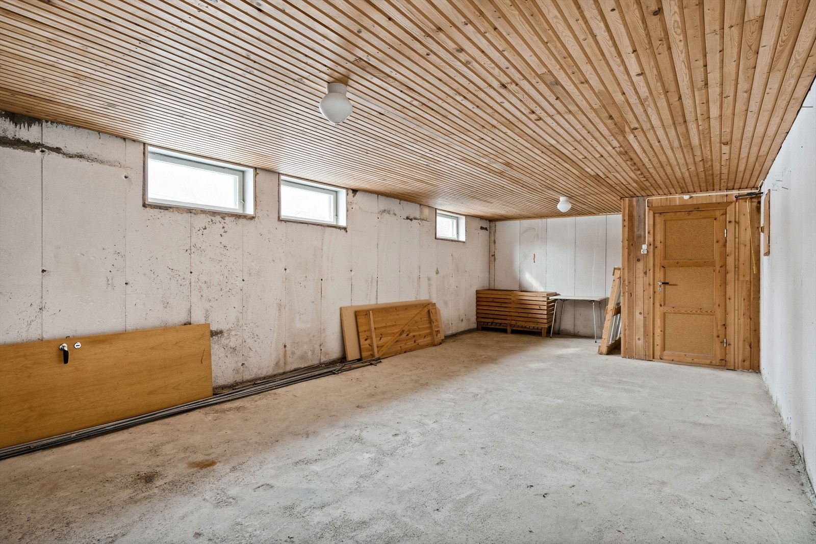 Romslig grovkjeller med god plass til oppbevaring. Galleribilde