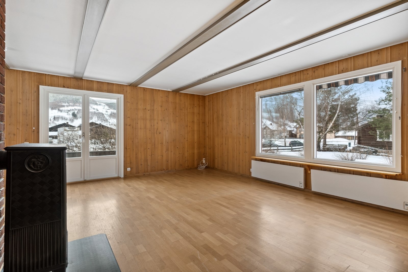 Store vindusflater som gir rikelig naturlig lys, samt terrassedør ut til terrassen. Galleribilde