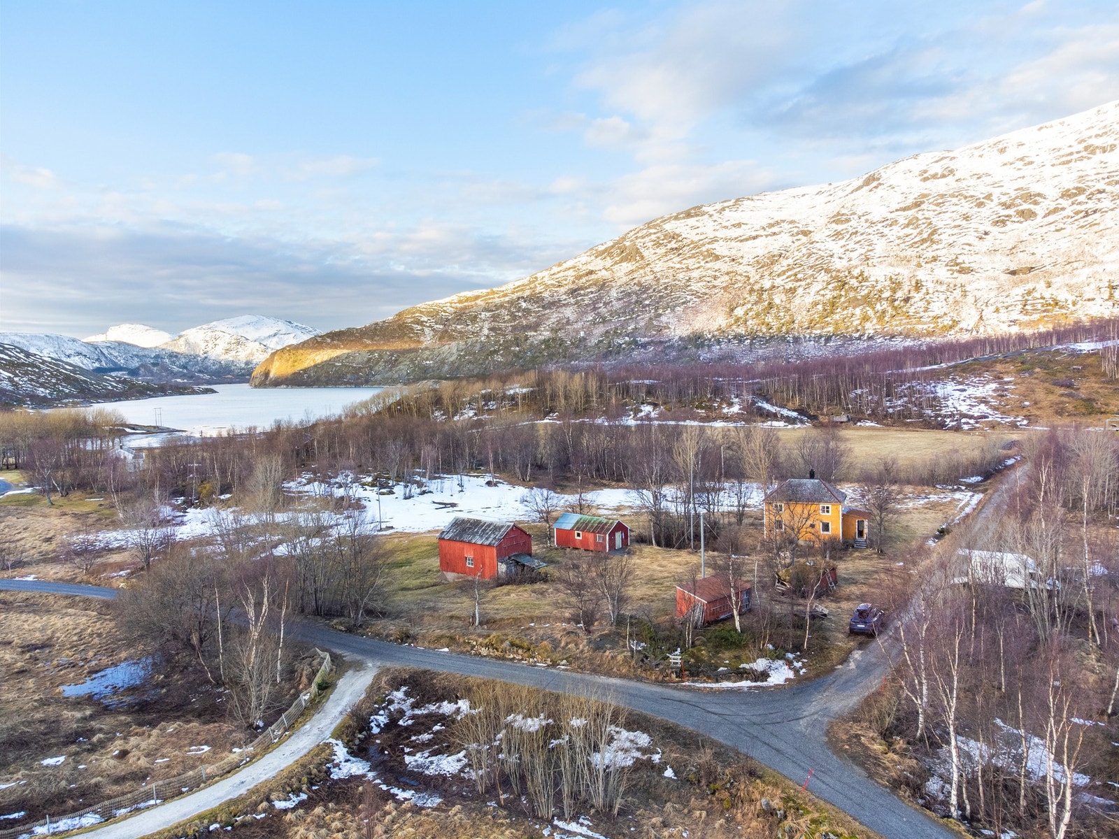 Her ser man 5 av bygningene på eiendommen. Galleribilde