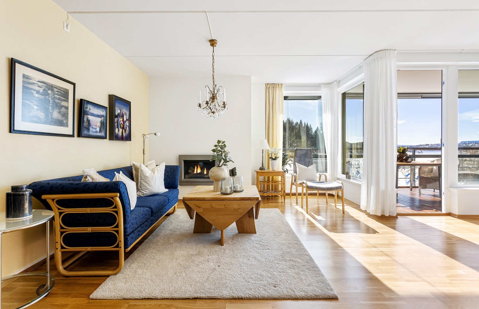 Rommet byr på flere møbleringsmuligheter og har god plass til både sofagruppe og spisebord Galleribilde