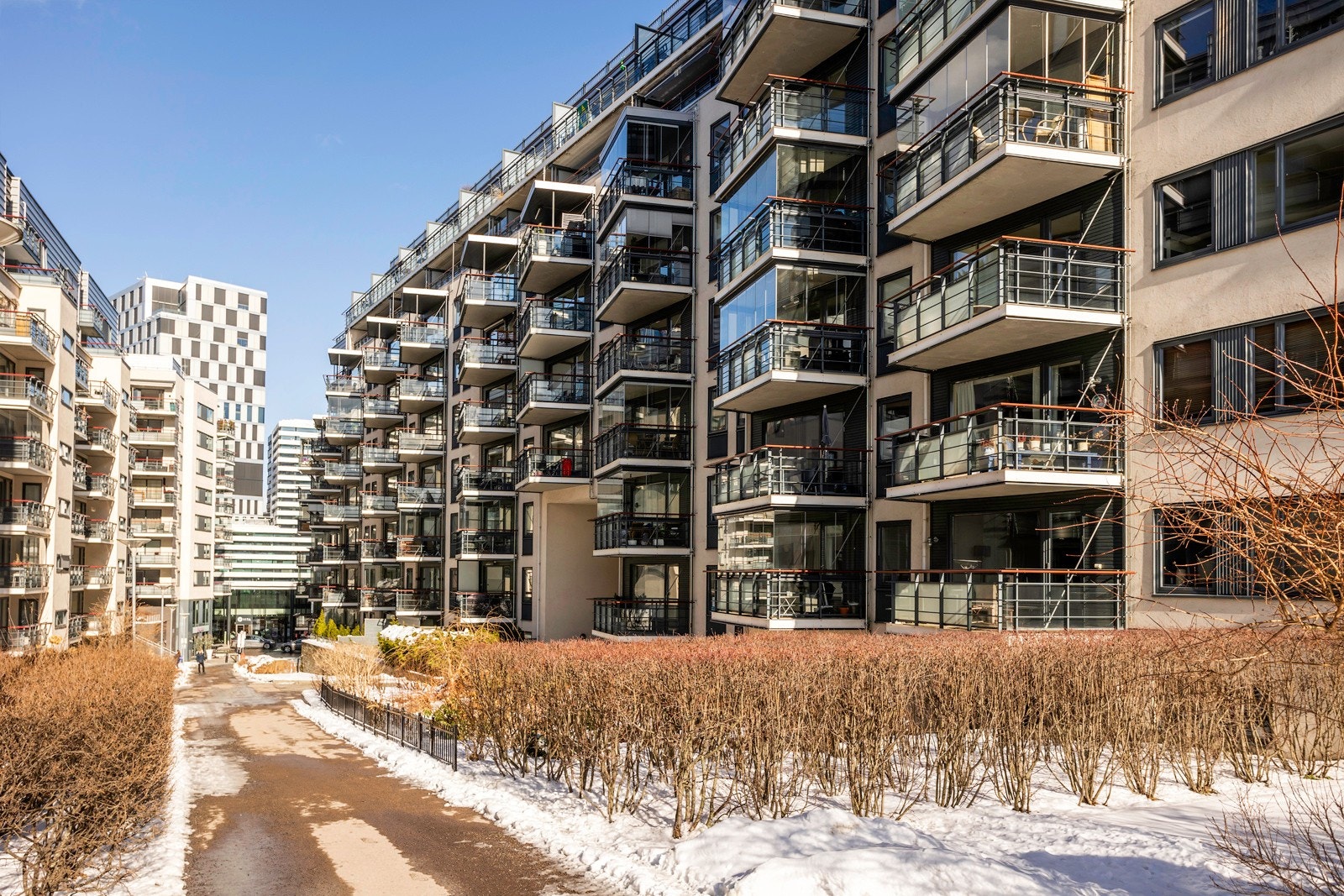 Eiendommen ligger i et meget attraktivt, sentralt og populært boligområde på Sjølyst i Oslo, der du finner alt du måtte trenge rett utenfor døren Galleribilde