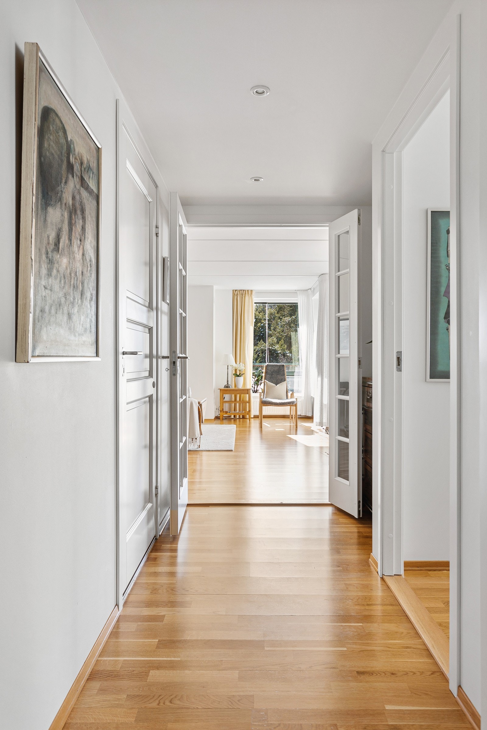 Entreen er meget innbydende med parkett på gulv og vegger malt i en behagelig fargetone, noe som er gjennomgående i hele leiligheten Galleribilde