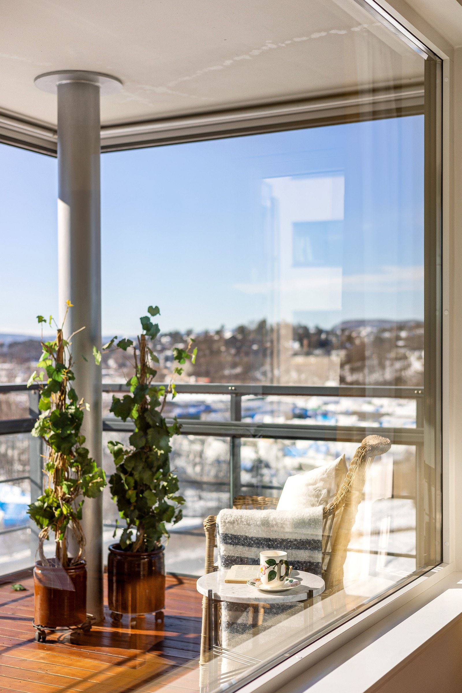 Ved at balkongen er innglasset gjør at den kan brukes store deler av året. Glassene kan enkelt skyves til side slik at balkongen blir helt åpen Galleribilde