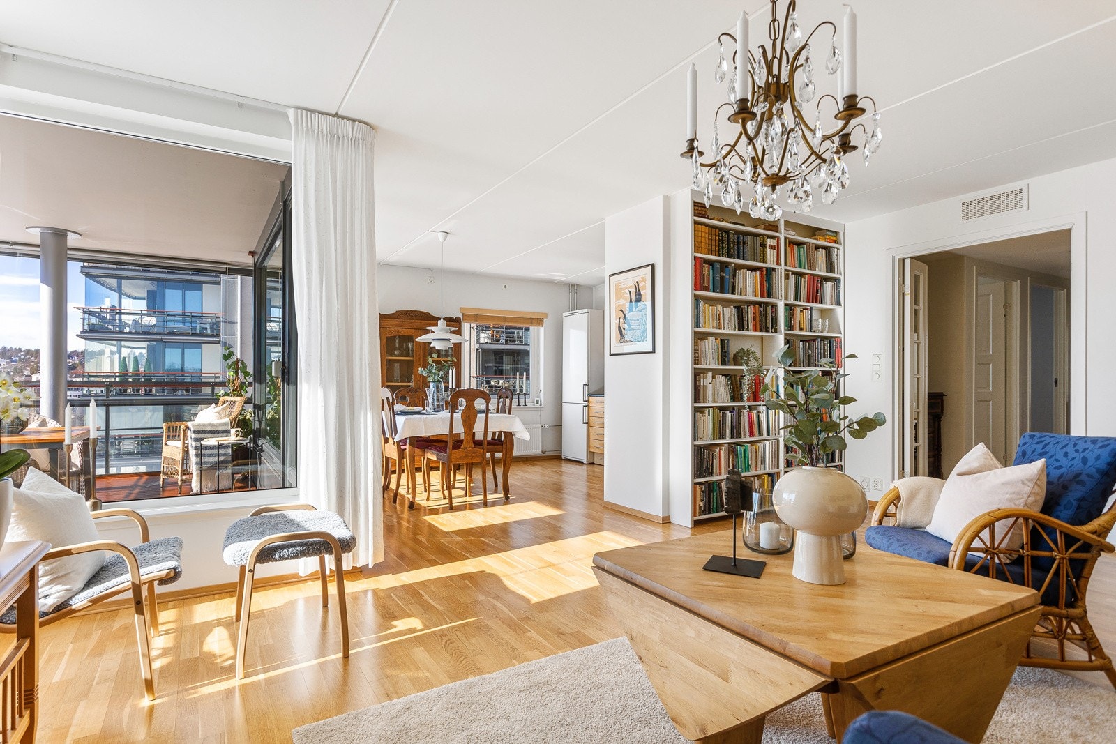Leiligheten har en lys og innbydende stue Galleribilde