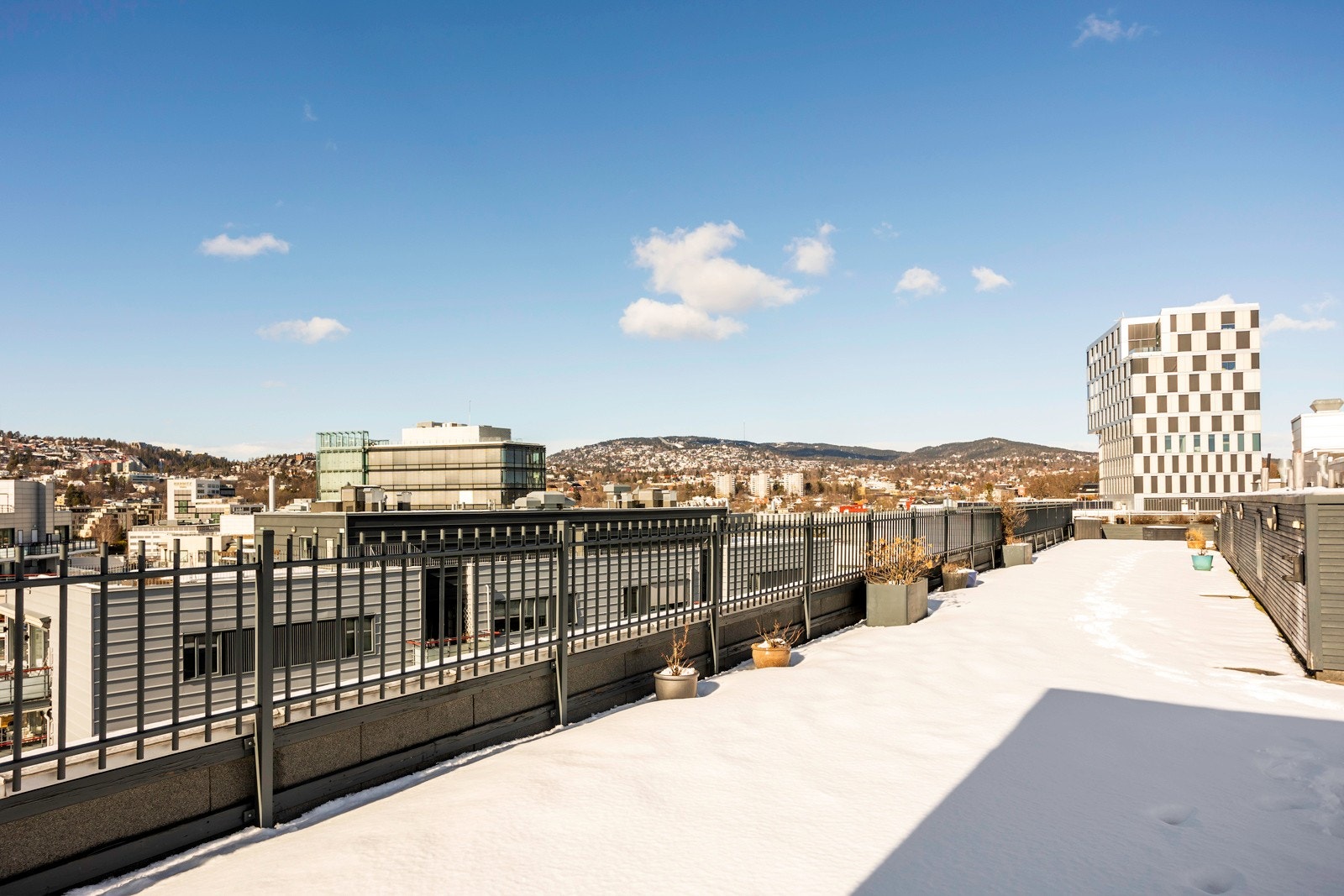 Boligen har også tilgang til en felles takterrasse med fantastisk utsikt og gode solforhold Galleribilde