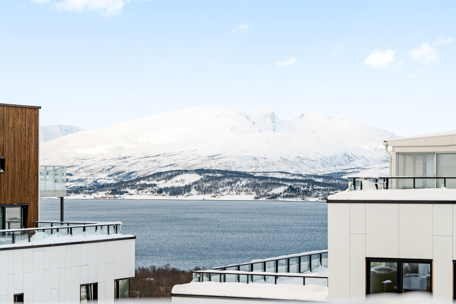 Området ligger på Tromsøs vestside med storslått utsikt mot fjord og fjell!