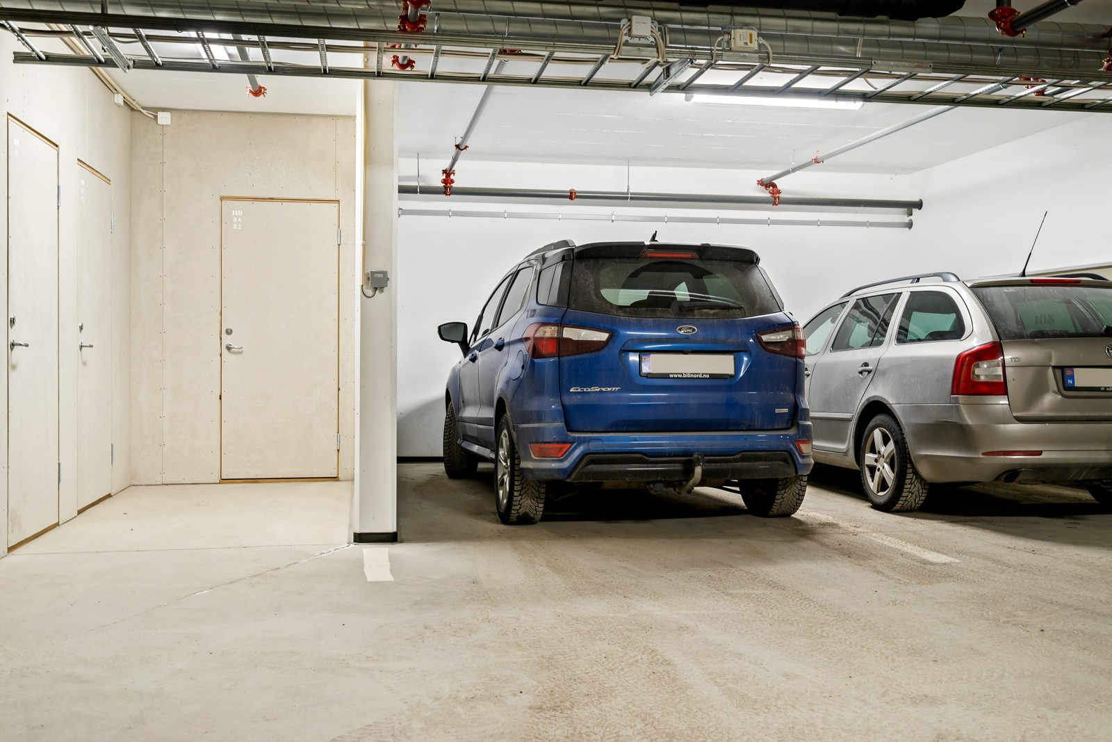 Det er parkeringsplass i felles garasjeanlegg