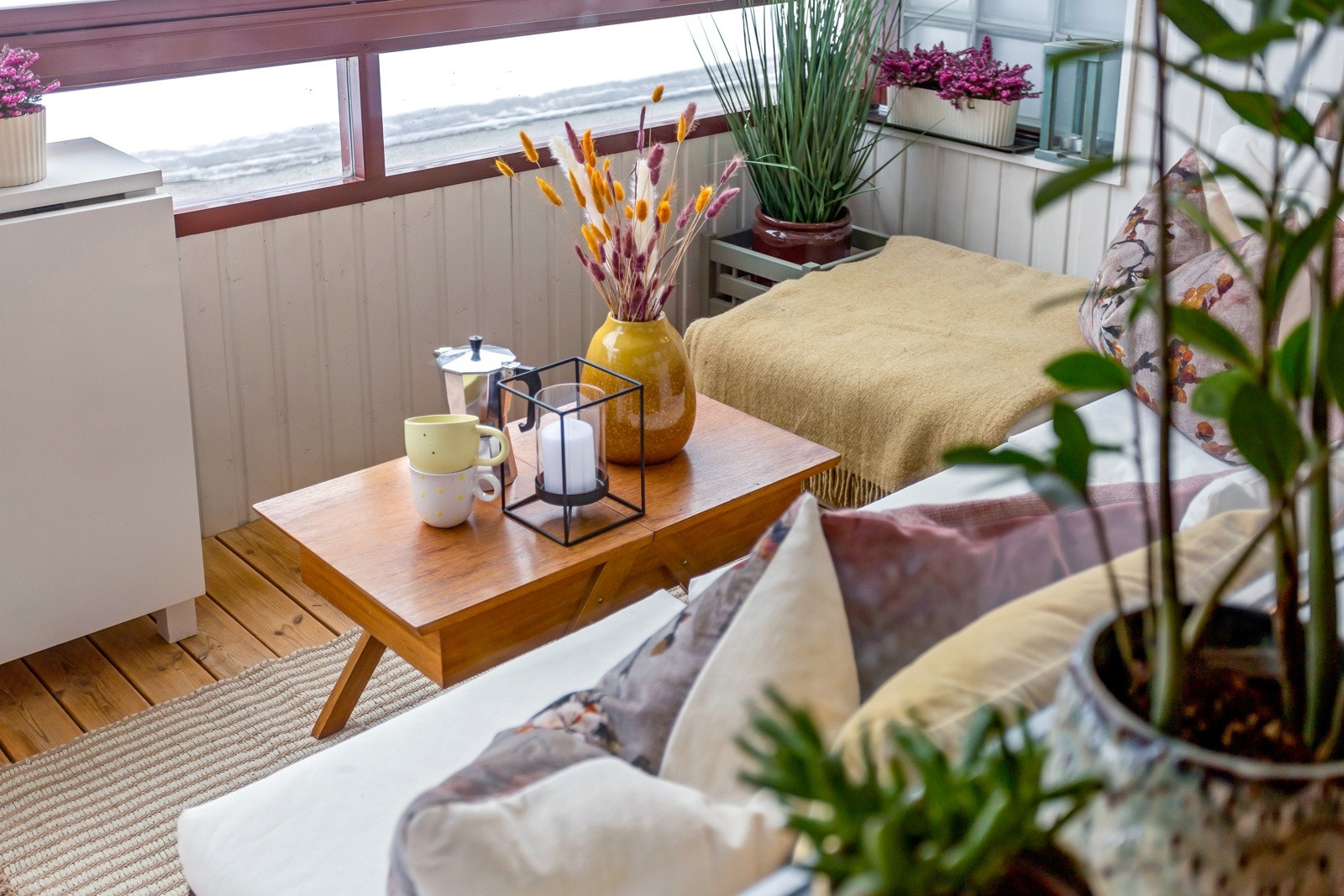 Vinduene kan skyves til side slik at solen og lyset slipper inn. Galleribilde