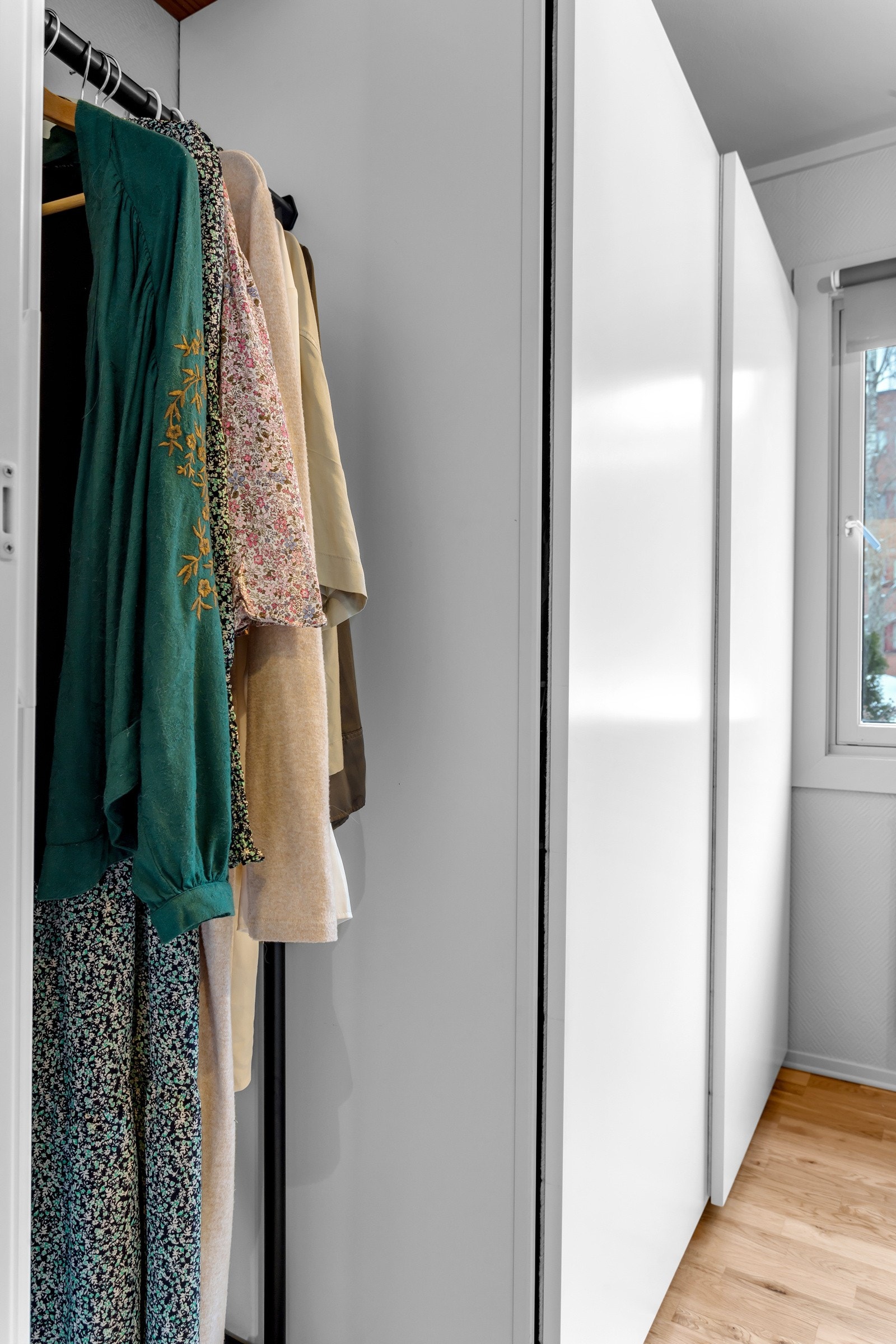 Soverommet har skyvedørsgarderobe med glatte, folierte fronter Galleribilde