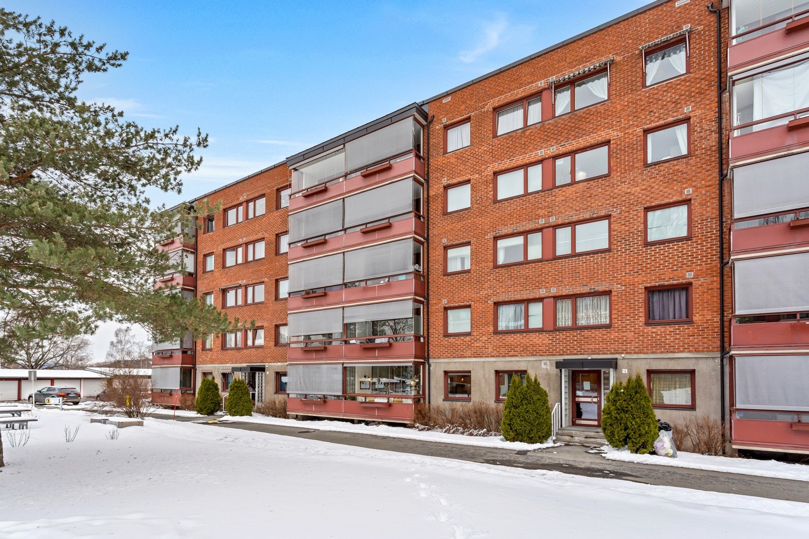 Utenfor leiligheten er det en felles grillplass, og fellesområdet er pent opparbeidet med store grøntarealer. Galleribilde