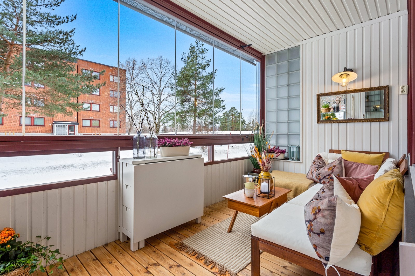 Stuen har utgang til en sydvestvendt og innglasset balkong på ca. 8 kvm. Galleribilde