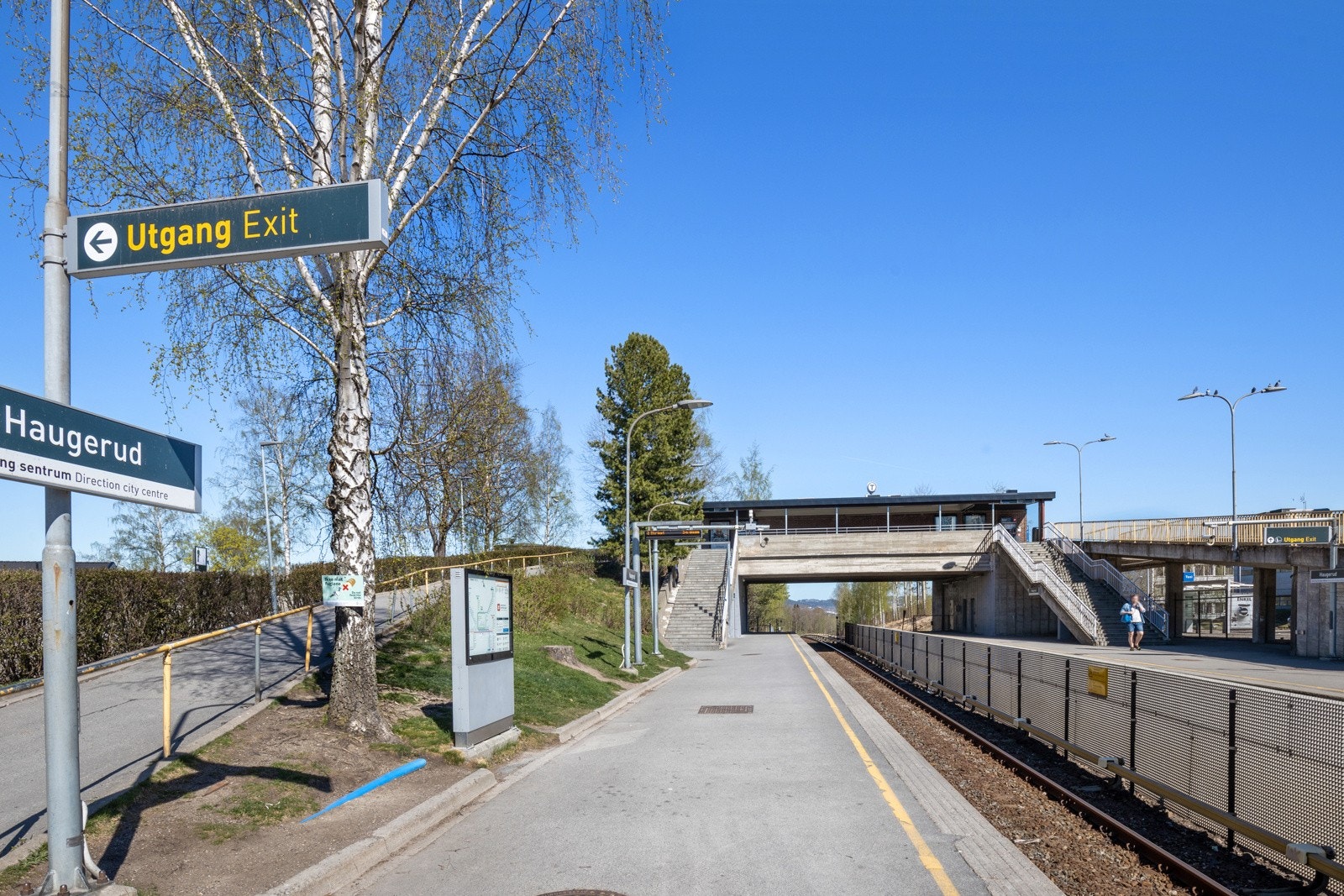 Haugerud T og bussholdeplass ligger ovenfor Haugerud senter. Det tar ca 15 min til sentrum. Galleribilde