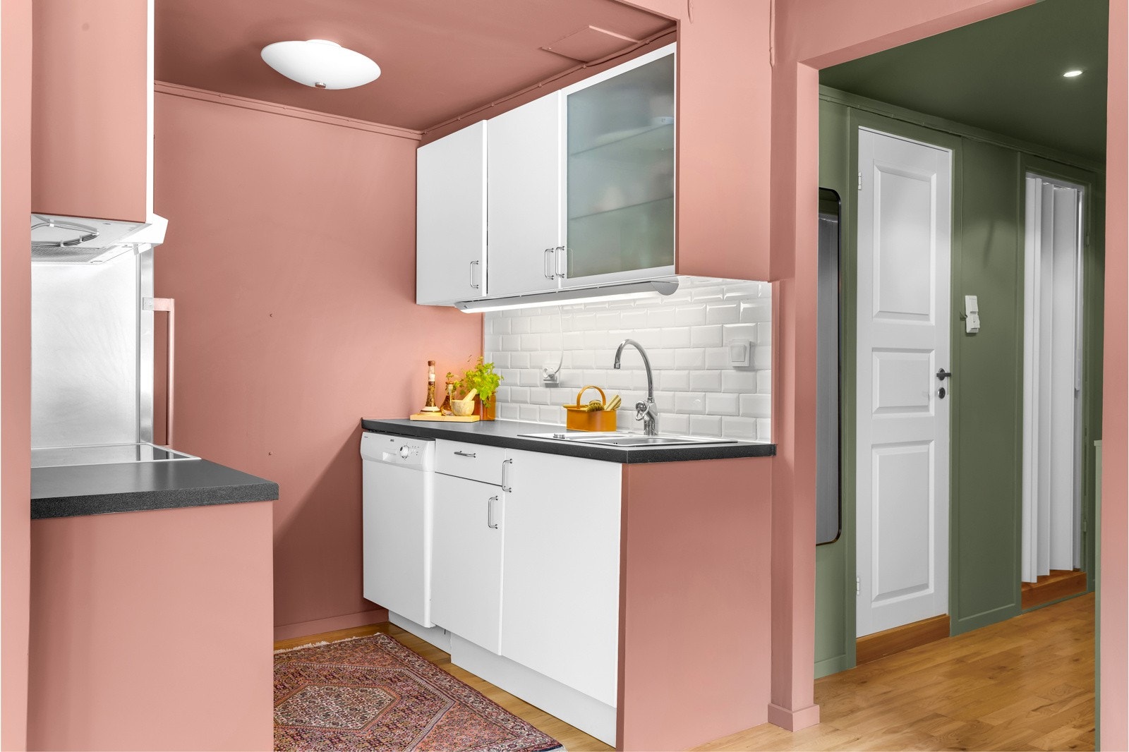 Kjøkkeninnredning fra Ikea med glatte, folierte fronter samt noen vitrinedører. Galleribilde