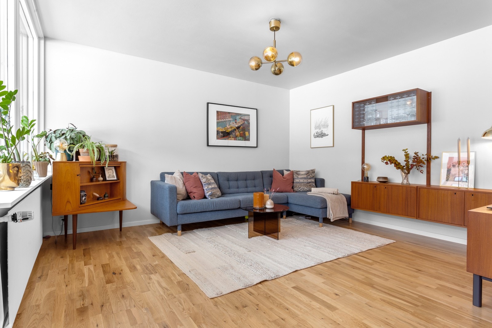 Det er god plass til romslig sofagruppe i stuen. Galleribilde