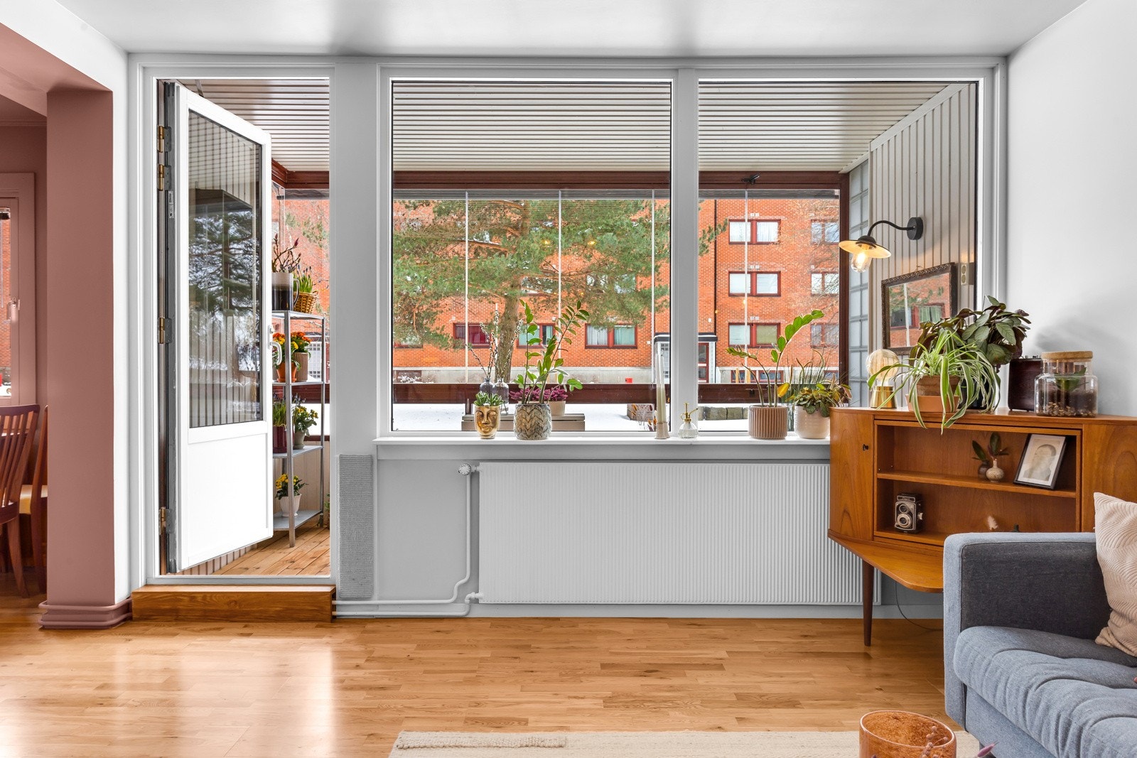 Innbydende stue med godt lysinnslipp. Galleribilde