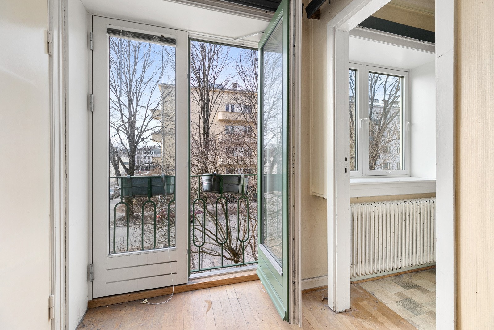 Fra et av rommene har du utgang til en fransk balkong med gode solforhold Galleribilde