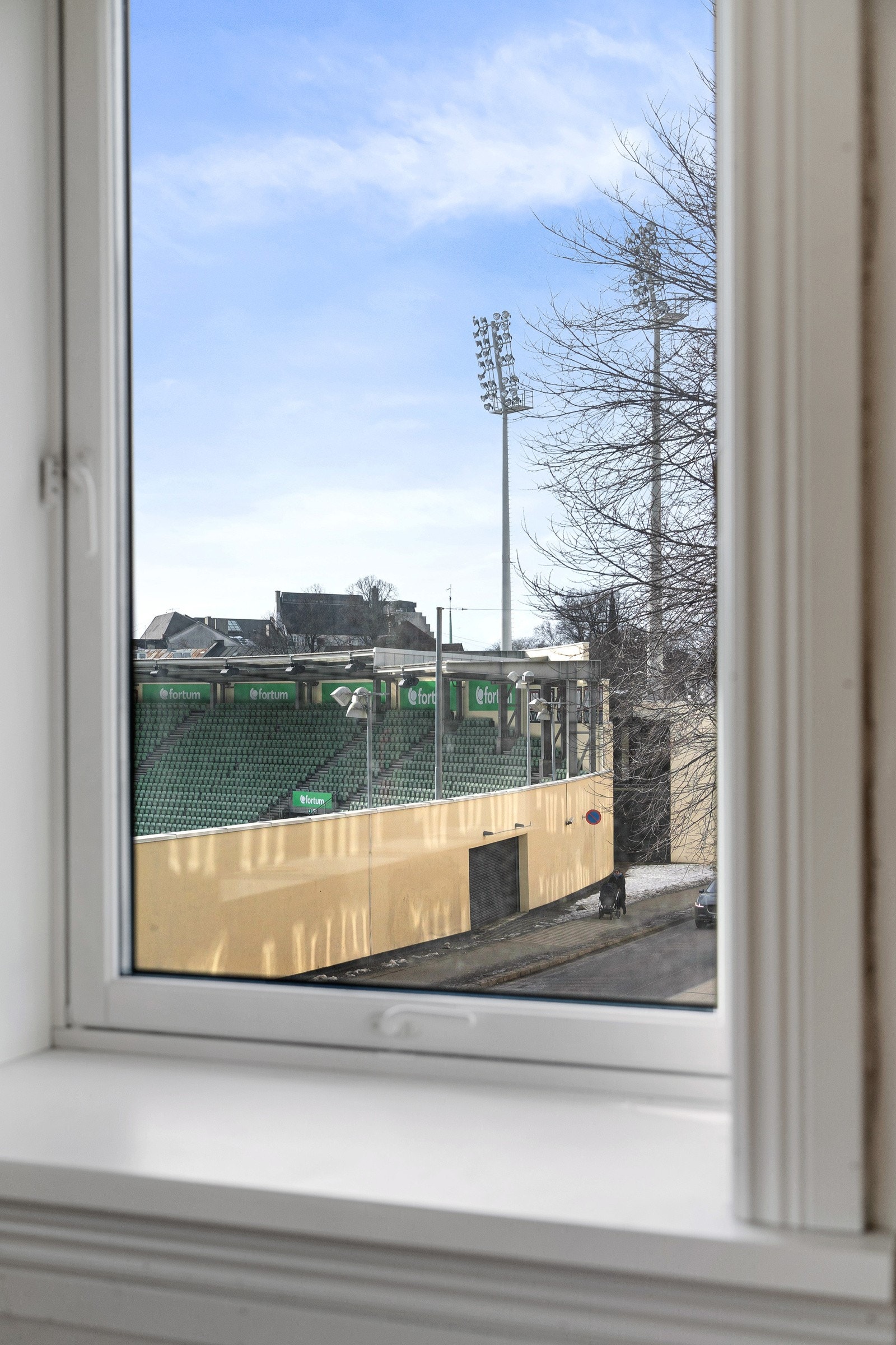 Leiligheten ligger på et lite høydedrag og får dermed flott utsyn mot Bislett stadion Galleribilde