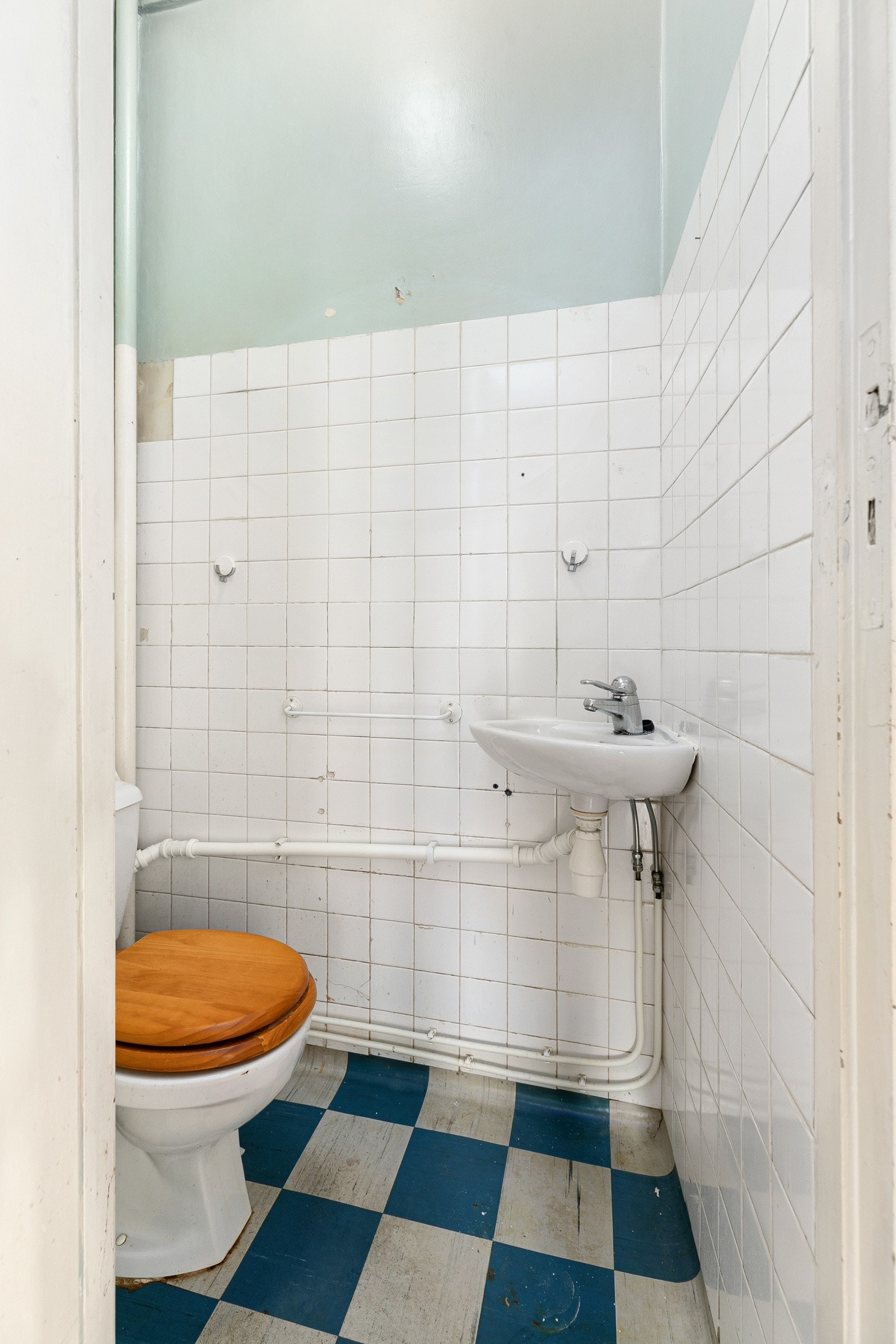 Separat toalettrom med WC samt vegghengt servant Galleribilde