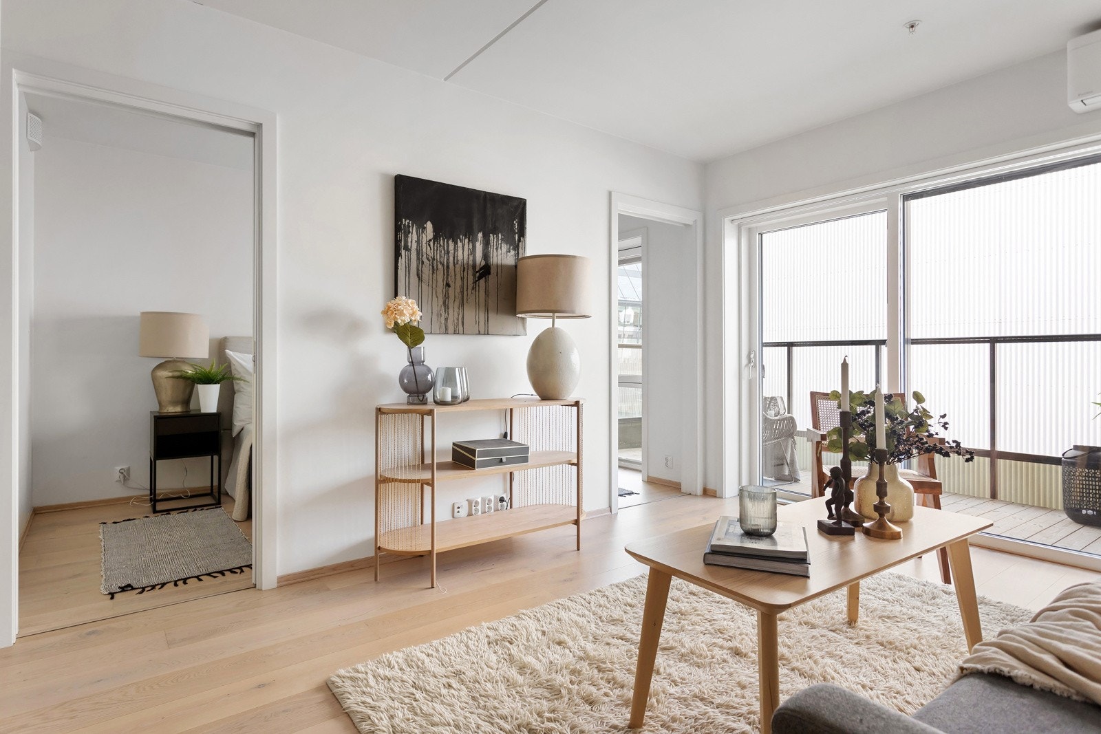 I leiligheten er det lite innsyn. Store vindusflater sørger for rikelig med naturlig lys Galleribilde