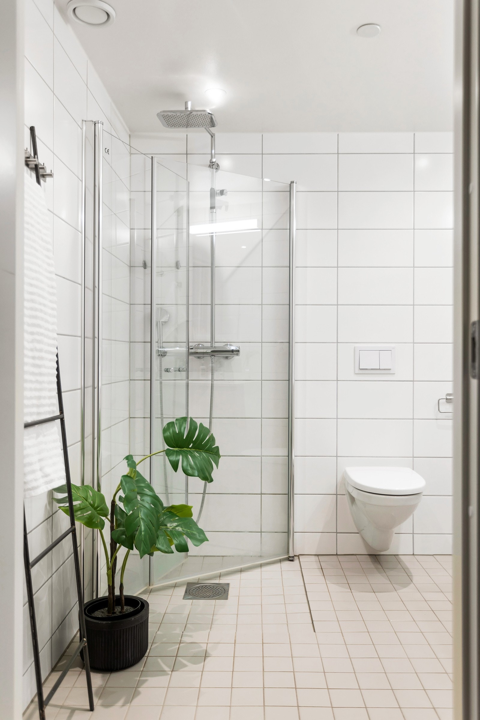 Innredningen består av skuffeseksjon under servant med speil over. Badet har også opplegg for vaskemaskin Galleribilde
