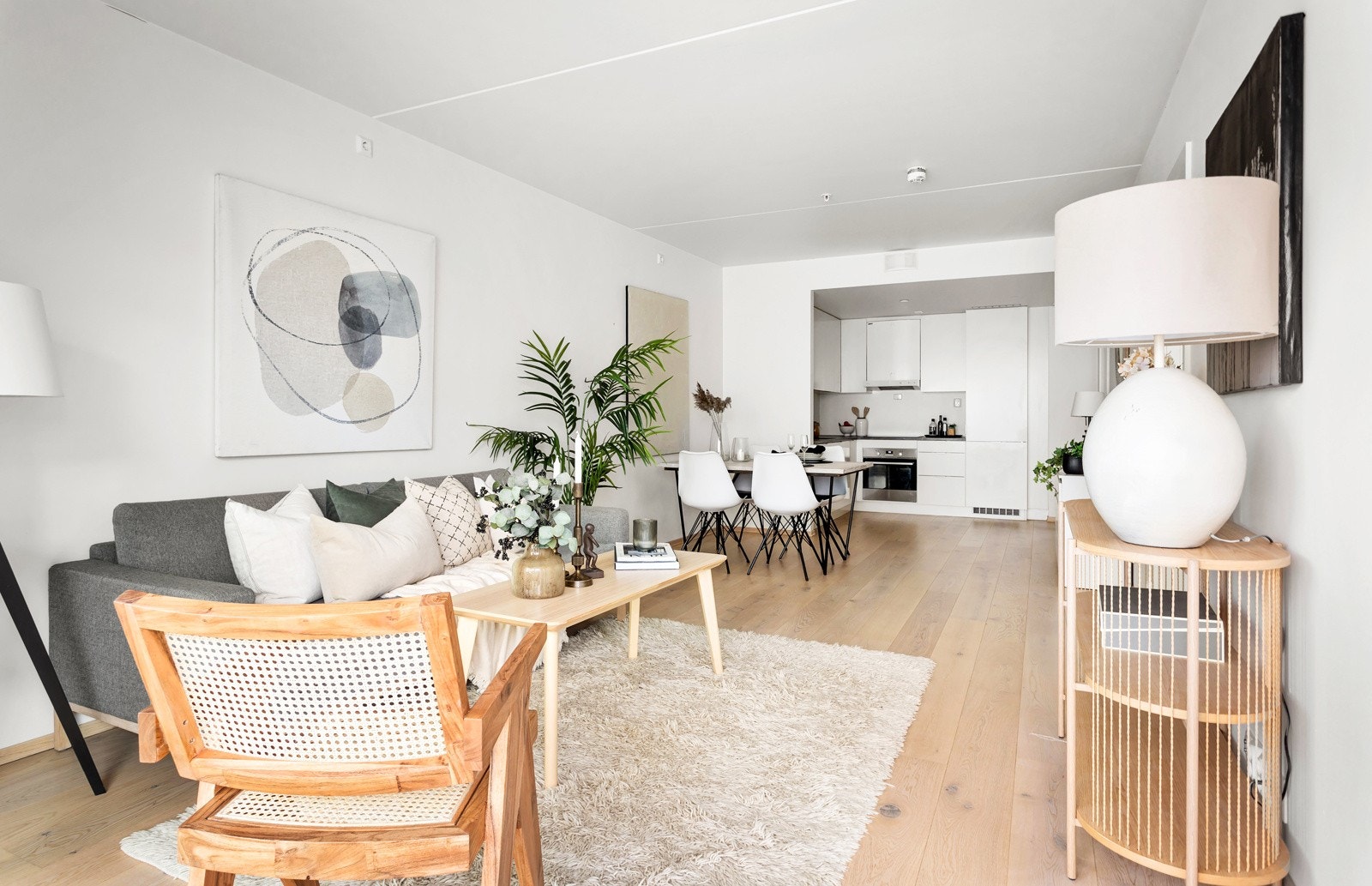 I stuen er det god plass til både sofagruppe og spisebord Galleribilde