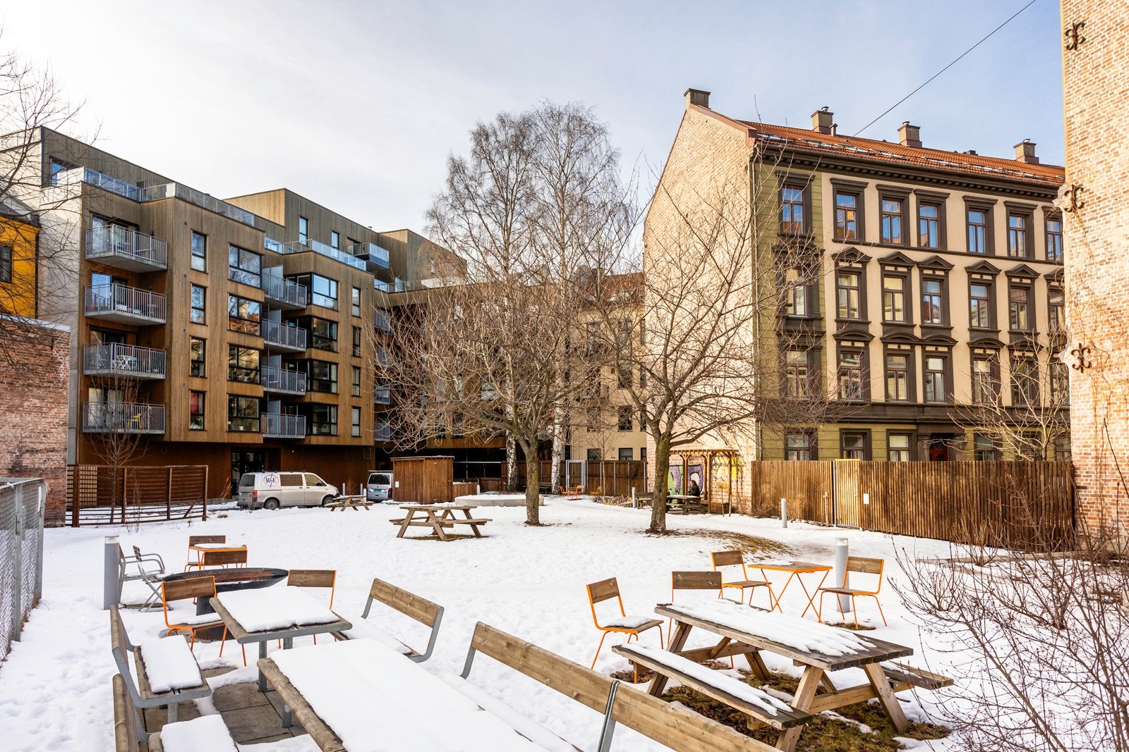 Det er også flere sitteplasser i en hyggelig bakgård Galleribilde